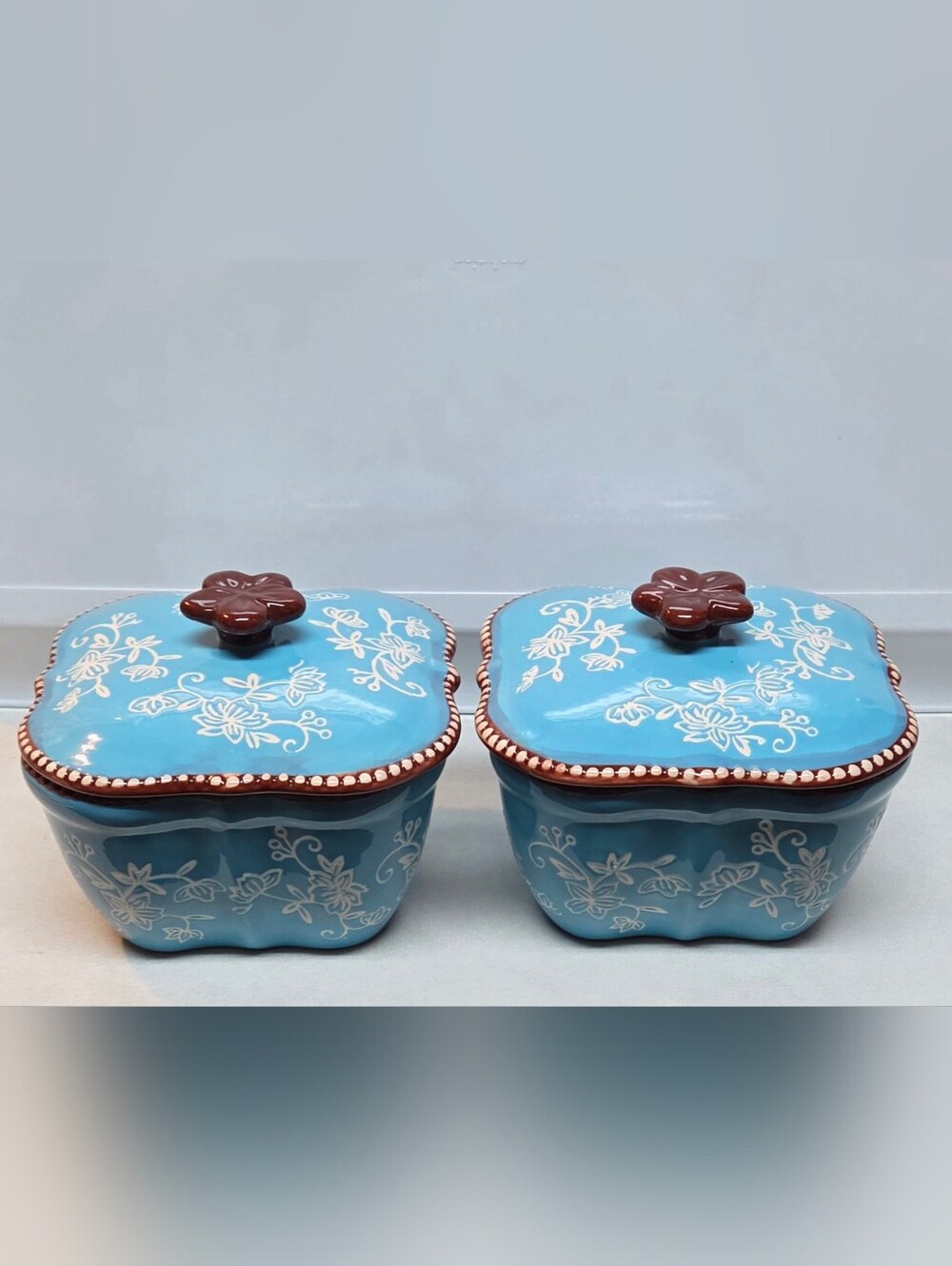 (Lot#5) 2 - 16oz Bowls with Lids Temp-tations Tara Blue Floral Lace Read Below